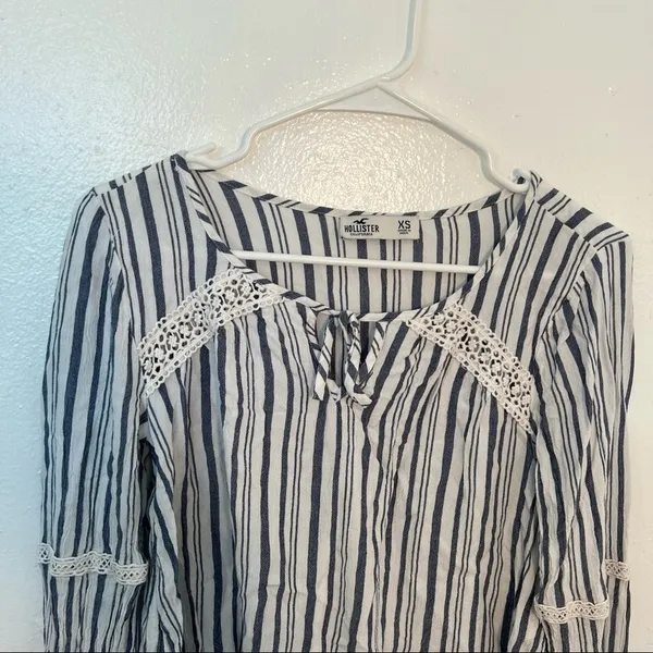 Hollister Women's Size XS Cropped Top Long Sleeve Keyhole White Blue Gray Stripe - Image 4