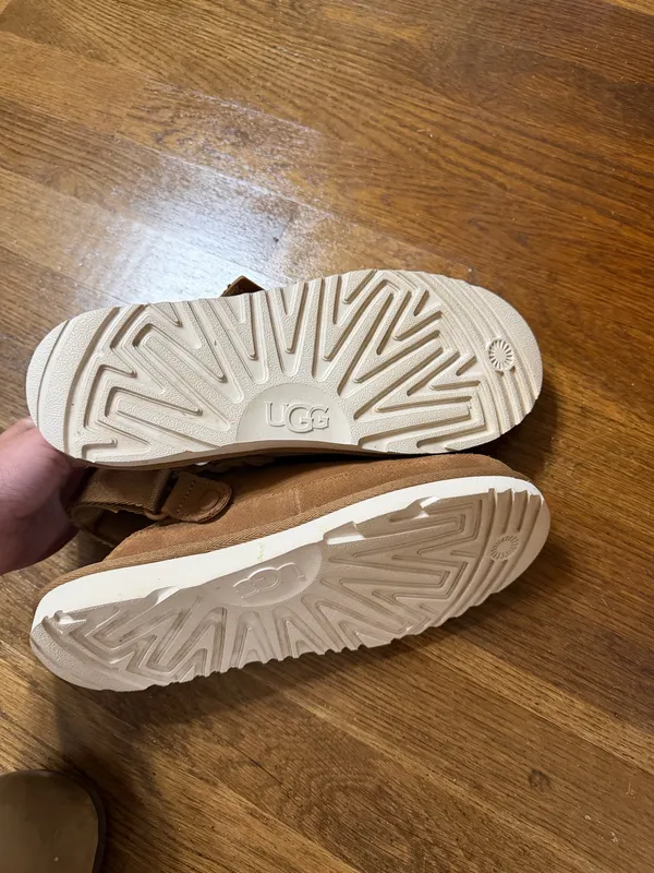 Size 6 uggs  - Image 2