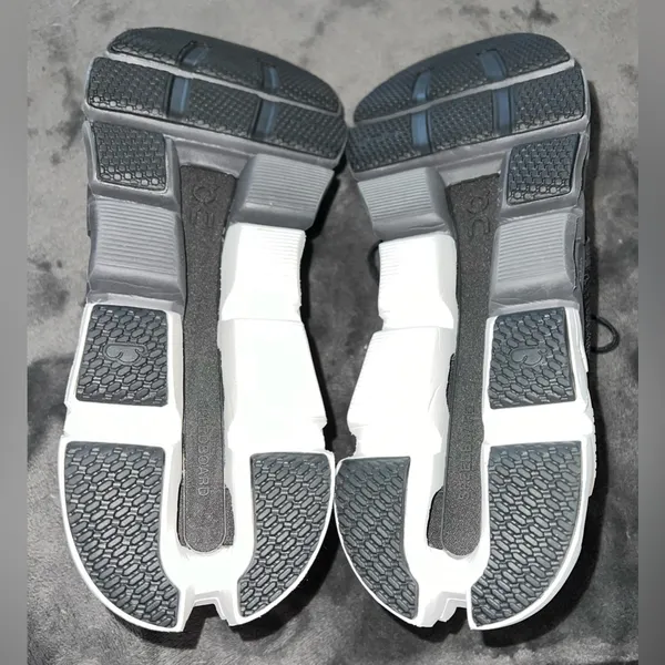 On Cloudflyer 4 Size 9.5 Men’s / 11 Women’s - Image 10