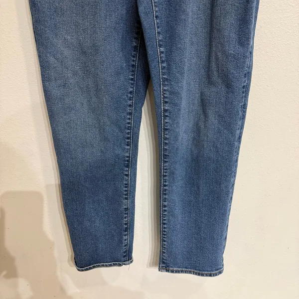 Levi’s Medium Wash Wedgie Straight Crop Jeans Sz 32 - Image 4