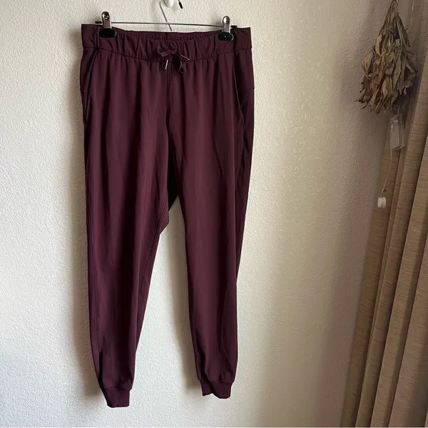 Lululemon On the Fly Jogger 28” Cassis - Image 4