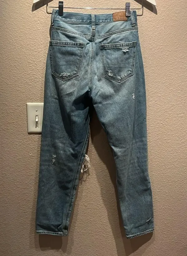 American Eagle Woman’s Mom Jeans Size 00 Short Distressed - Image 8