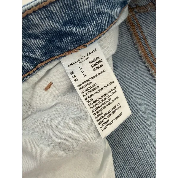 American Eagle Strigid Mom Jeans Light Wash High Rise Raw Hem Size 14‎ Regular - Image 5