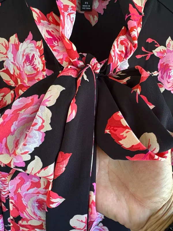 EUC J. Crew Tie Neck Long Sleeve Midnight Rose Top XS - Image 4