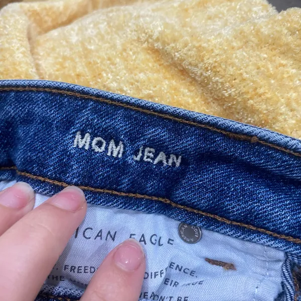American Eagle‎ Stretch Mom Jean Distressed Knees Size 4 - Image 8