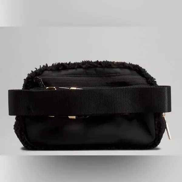 NWT Lululemon Everywhere Fleeced Belt Bag Black - Image 6