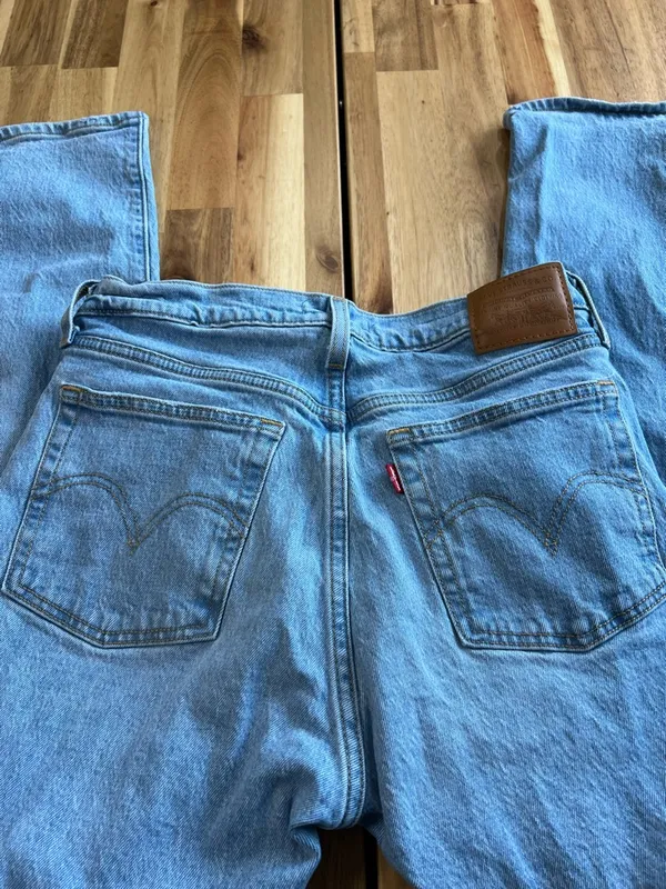 Levi’s Wedgie Straight Jeans 28x28 Light Wash Distressed High Rise - Image 7