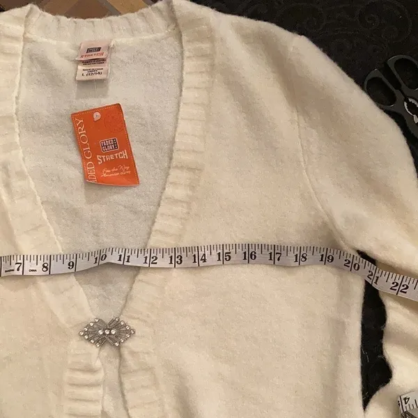Faded glory NWT size large beautiful cream cardigan with jeweled clasp - Image 6