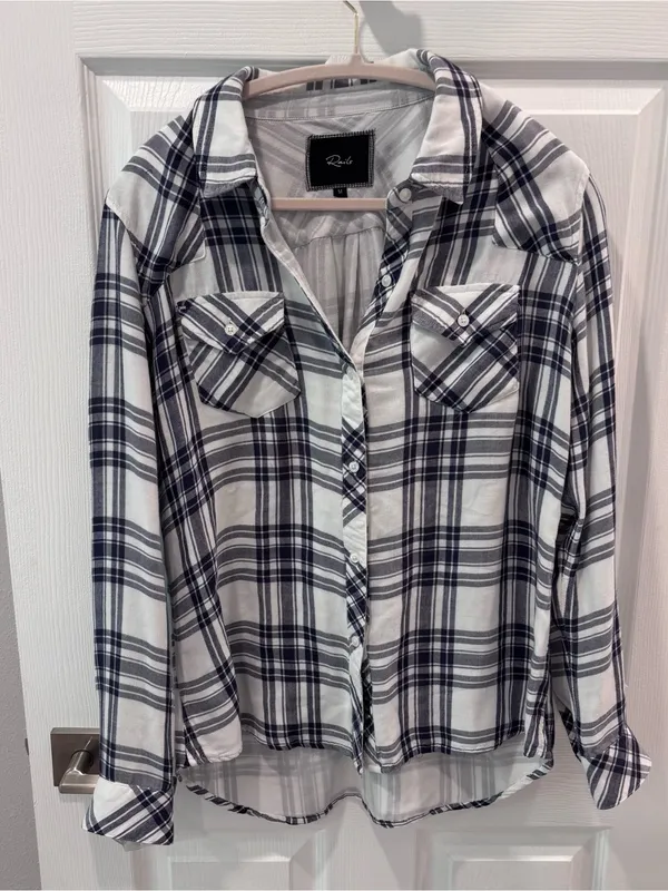 Rails‎ Classic White & Navy Plaid Button-Down Shirt size Medium - Image 4