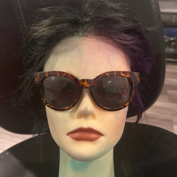Tortoise Shell Sunglasses Brown - Image 3