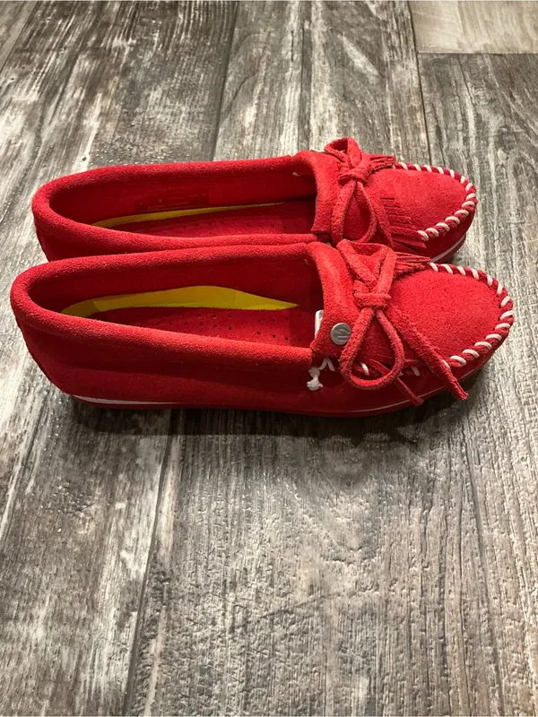 Minnetonka Red Suede Moccasin with Fringe Bow Size 5 - Image 15
