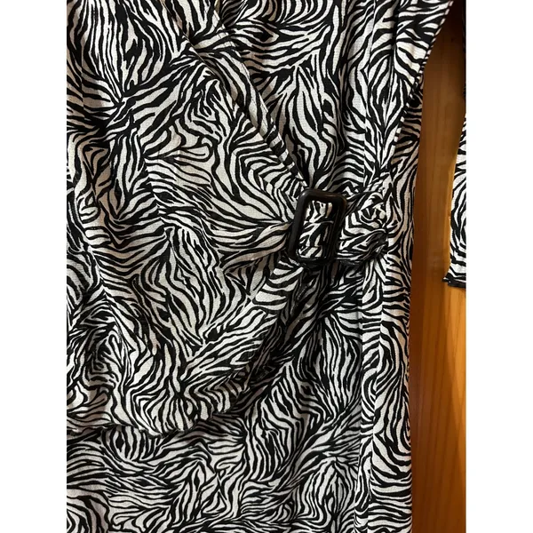 Vertigo Paris L Zebra Print Faux Wrap Mini Dress NWT V-Neck 3/4 Sleeve‎ Sheath - Image 3