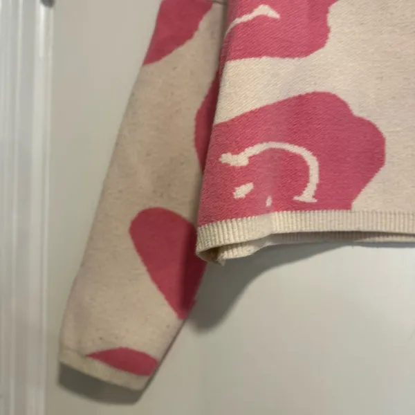 Moon & Madison Sz:M Cropped Pink Smiley Face Crew Neck Oversized Sweater. - Image 11