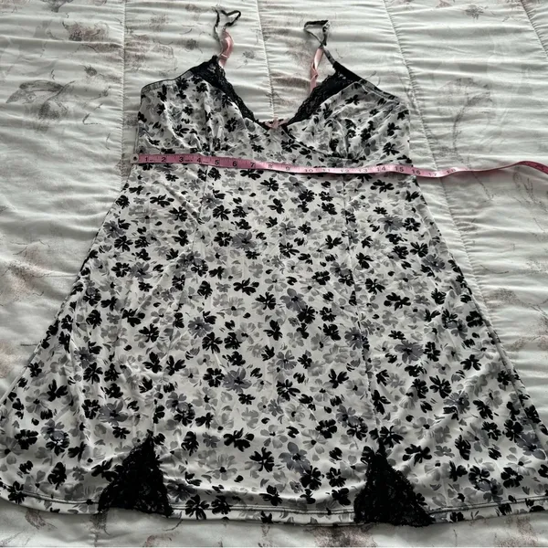 Black and white ditsy floral Y2K goth lace trim slip dress siz M spaghetti boho - Image 5