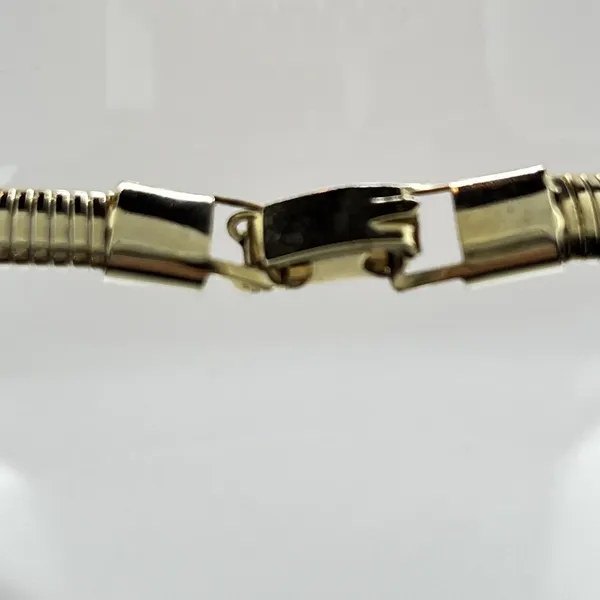 VTG NWOT 1980s Polished Gold Tone Ribbed Chevron Shaped Pendant Choker Necklace - Image 6