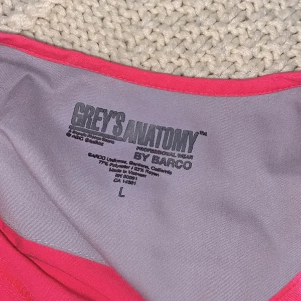 Greys Anatomy pink nurses scrub top size large - Image 4