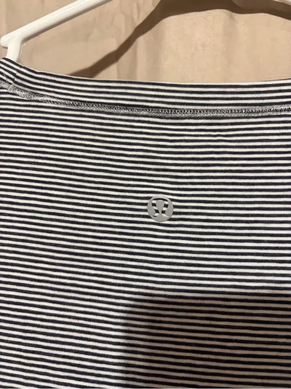 Lululemon T-shirt - Image 4