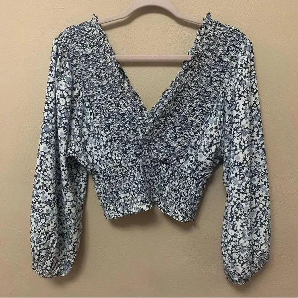 Abercrombie & Fitch Smocked Long Sleeve Blouse Size Medium NWT New - Image 6