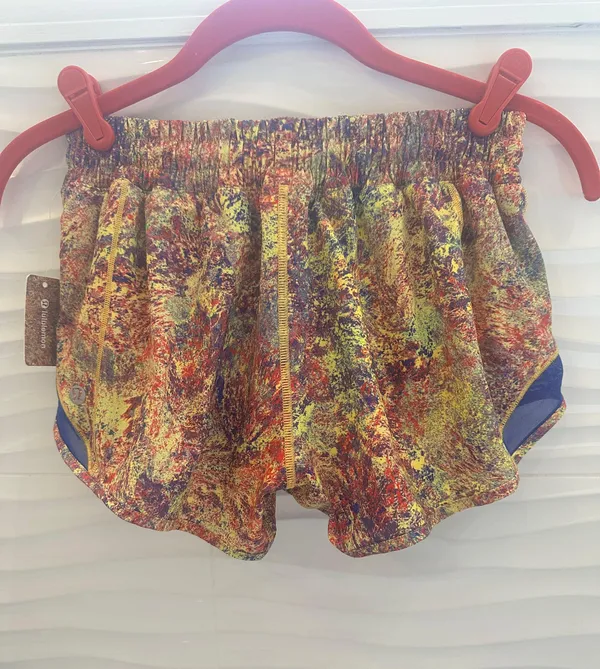 Lululemon shorty Hot Shorts 2.5” - Image 2