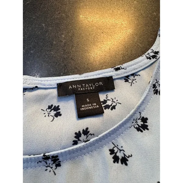 Ann Taylor Factory Blue Floral Flutter Sleeve Blouse Crew Neck Keyhole Back Sz S - Image 4