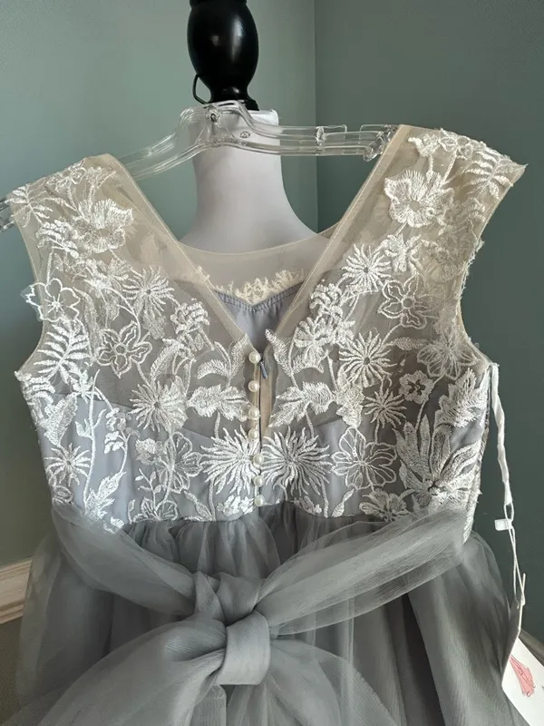 Embroidered Lace Bodice Tulle Maxi Dress in Light Gray and Ivory - Image 4
