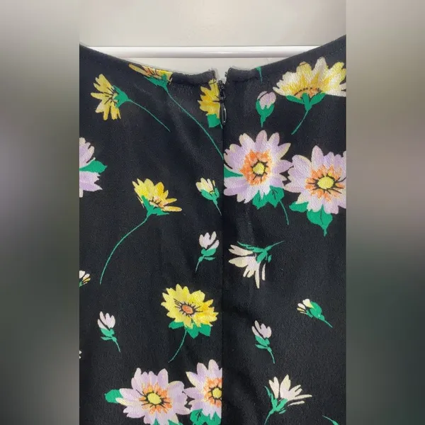 LOFT Black Floral Short Sleeve Blouse Top with Back Zipper Size 8 - Image 7