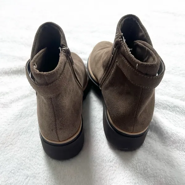 Clarks Sharon Suede Brown Tan Ankle Wedge Boots Almond Toe Women’s Sz 6 Booties - Image 4