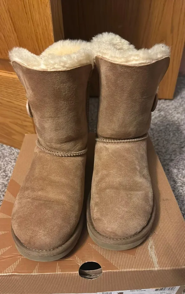 UGG Bailey Button - Image 3