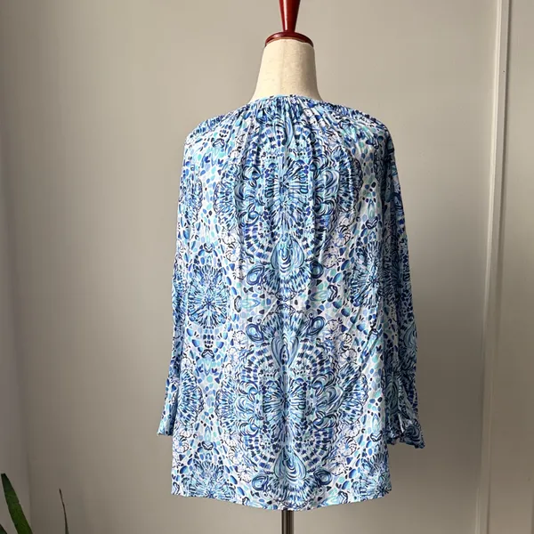 Lilly Pulitzer Blue and White Patterned Blouse Size Medium Bell Sleeves Rayon - Image 3