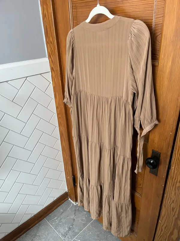 Oddi Midi Tiered V-Neck Dress in Taupe - Image 6
