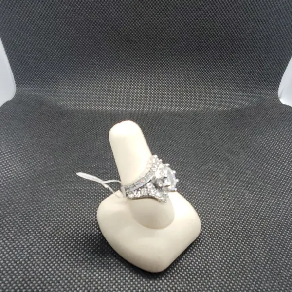 NWT Gorgeous Sparkly Silver Cocktail Ring - Image 2
