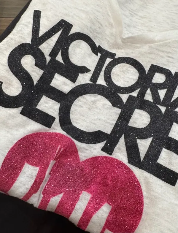 Victoria's Secret Victoria's Secret Vintage Supermodel Chicago Skyline White Graphic Tee - Image 3