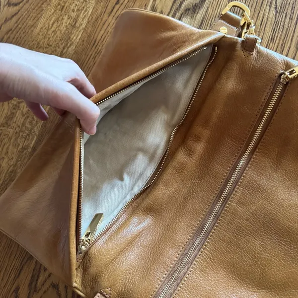 Tory Burch Bombe Tan Riva Leather Handbag with Strap and Gold Accents - Image 3