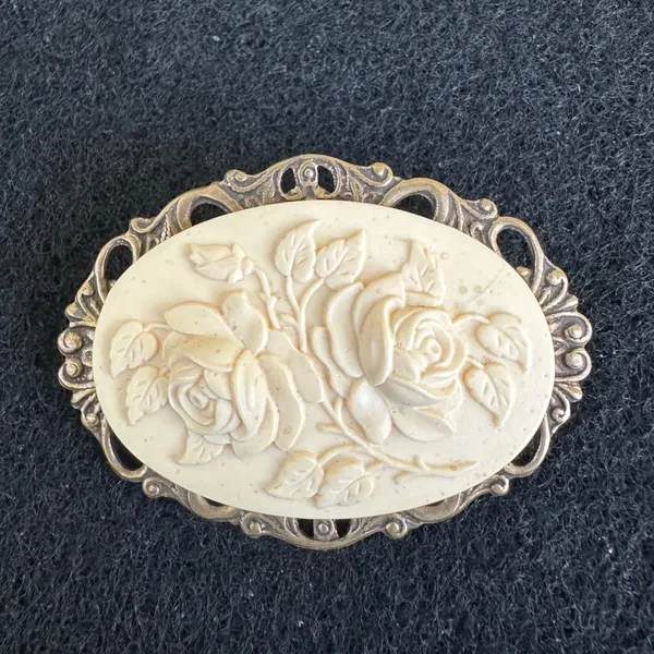 Vintage Cream Rose Cameo Brooch‎ Antiqued Gold Tone Filigree Floral Pin 2in EUC - Image 3