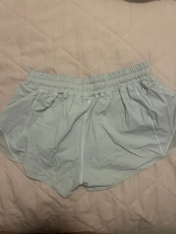 Lululemon White Hotty Hot 2.5" Shorts - Image 3