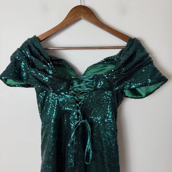 Ellae Lisque I'm the Gift Emerald‎ Green Off Shoulder Sequin Mini Dress Medium - Image 9