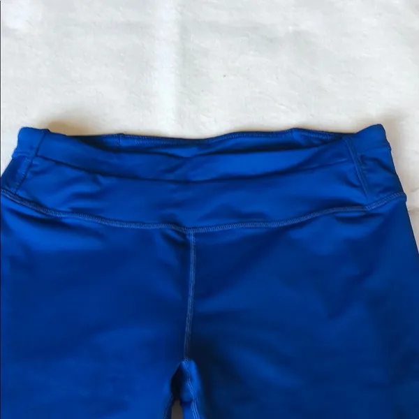 Fabletics Cropped Zippered Pocket Leggings - Image 4
