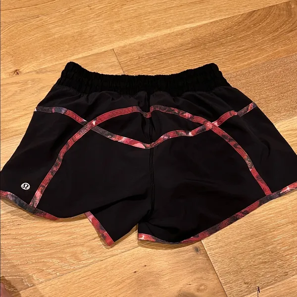 Lululemon Womens Tracker Short III Size 4‎ Black / Poppy Petals Berry Pink - Image 2