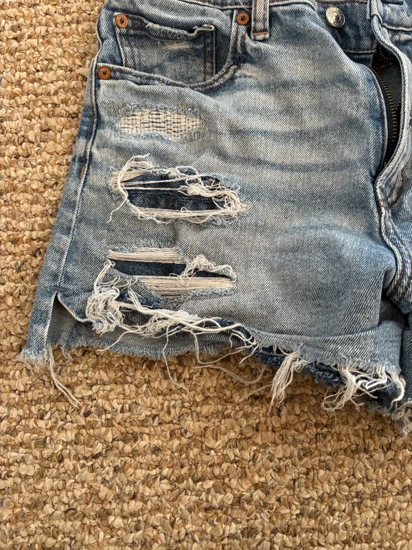 Women’s American Eagle Mom Shorts - Image 4