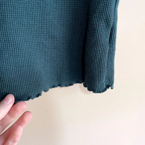 Old Navy forest green cropped short sleeved ribbed t-shirt‎ women's size medium - Image 4
