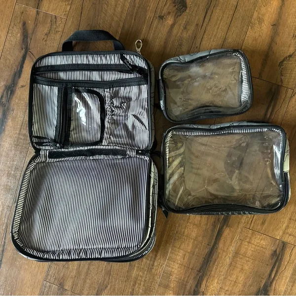 Thirty-One Quilted Floral Makeup/Toiletry Bag - Image 3