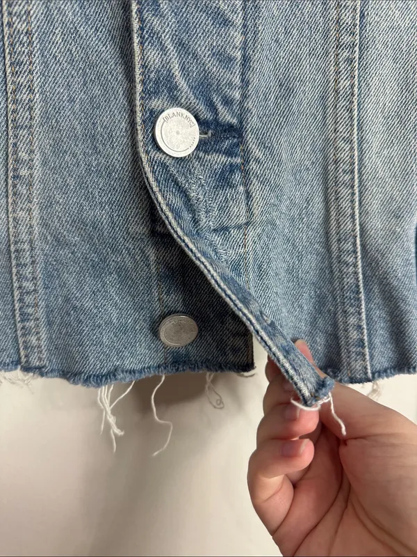 Blanknyc Denim Jacket Distressed Medium Wash Raw Frayed Hem Cropped Y2K size XS - Image 4