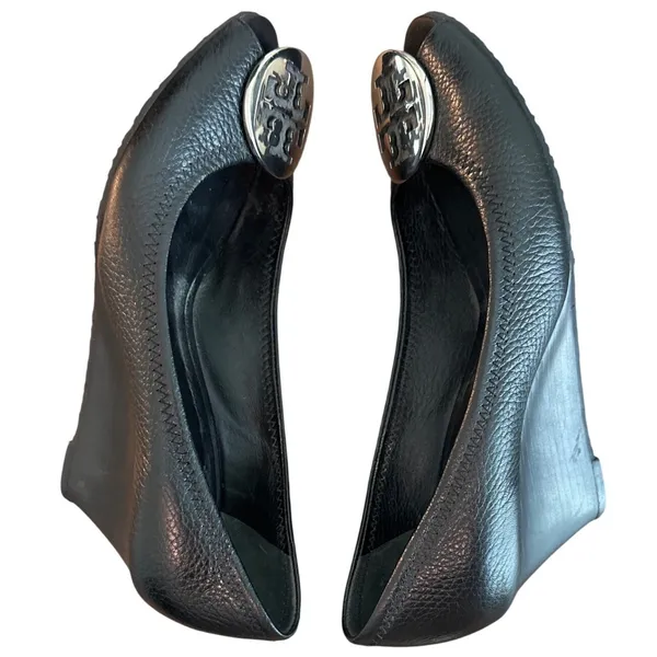 Tory Burch Peep Toe Wedge Pumps Black Leather Silver Logo Size 8 - Image 6