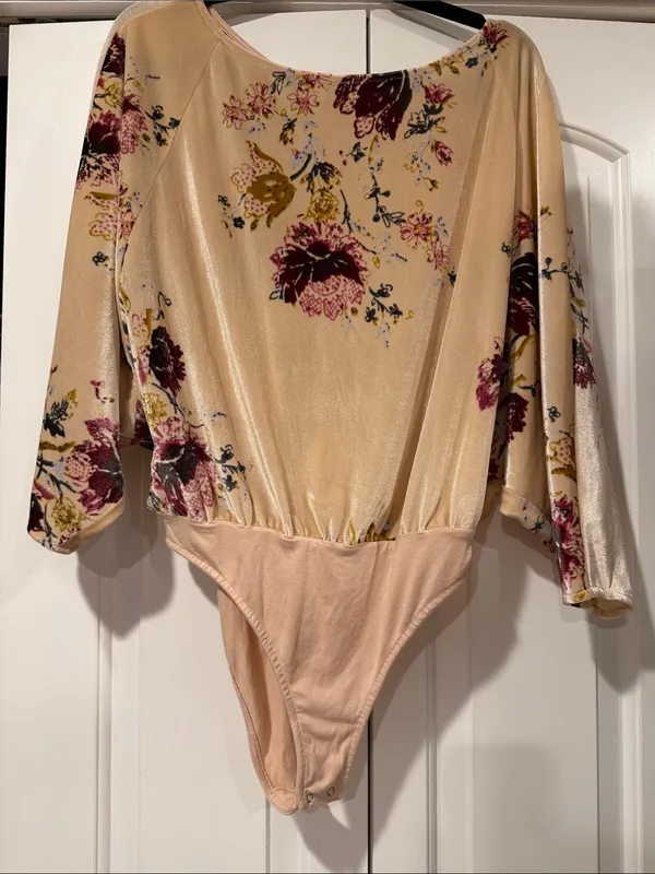 Free‎ People intimately Cream Floral dolman Sleeve bodysuit small - Image 4