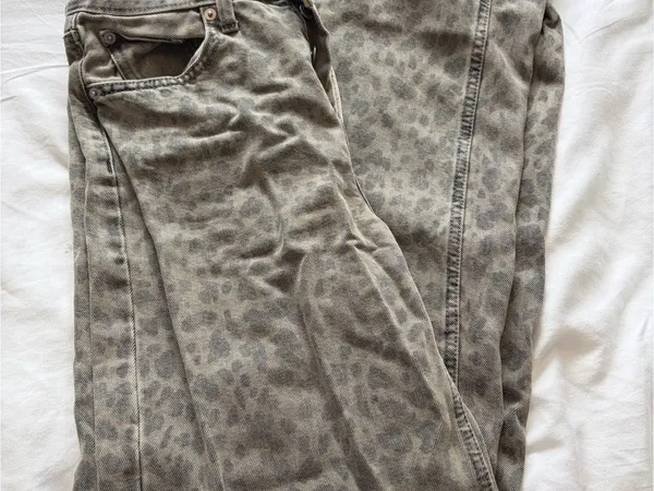 Universal Thread Grey Leopard Straight-Leg Jeans - Image 2