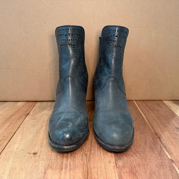 ARIAT | Women's Size 6.5 | Versant Black Leather Stacked Heel Ankle Boots - Image 5