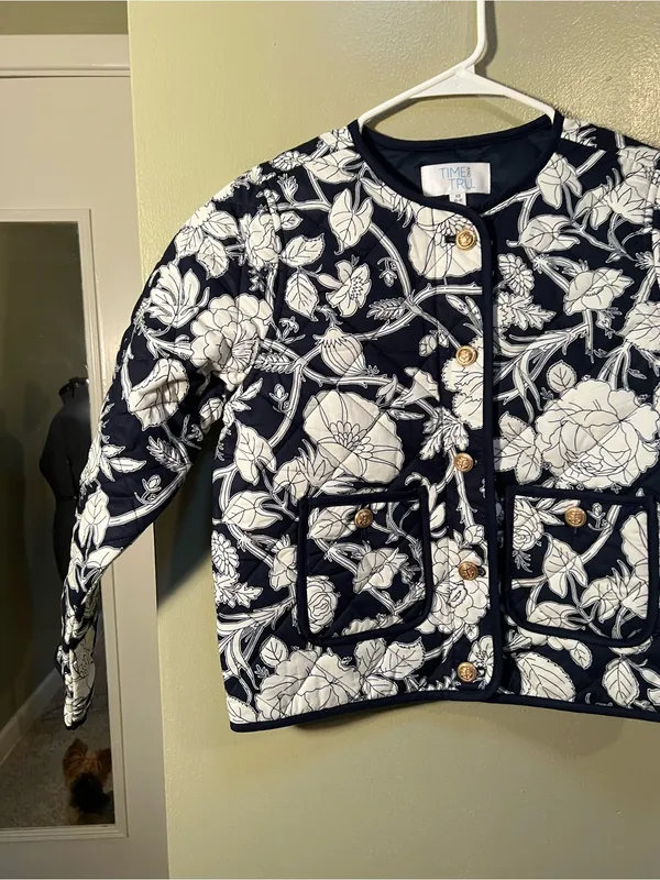 Time and Tru Womens Sz XS 0-2 Quilted Jacket Navy Blue White Floral Gold Buttons - Image 4