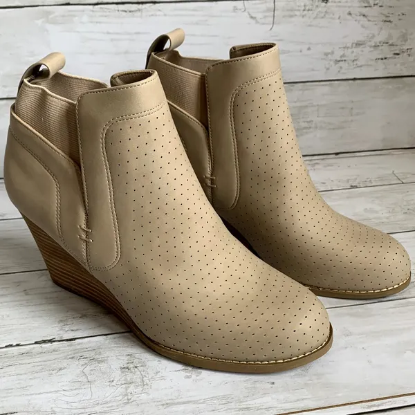 NWT DV by‎ Dolce Vita Gerdy Wedge Ankle Bootie in Beige - Image 2