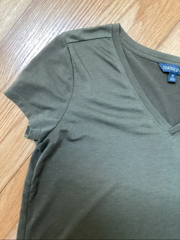 Toad & Co Swiftly Pocket Tee V-neck Size medium - Image 4