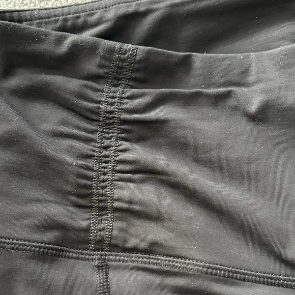 EUC Women’s Black Lululemon Ruched Zipper Leggings Size 8 - Image 4